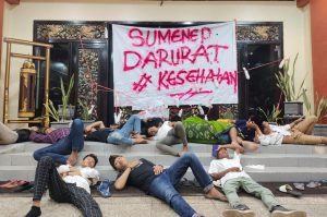Buntut Kadinkes Tidak Tegas, Garda Raya Segel Gedung Pemkab Sumenep