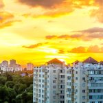 Mana Lebih Menguntungkan: Investasi Rumah atau Apartemen?