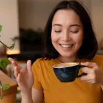 perempuan sedang minum kopi