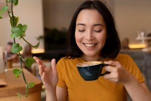 perempuan sedang minum kopi