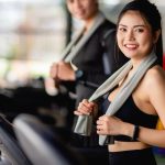 perempuan sedang olahraga fitness