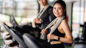 perempuan sedang olahraga fitness
