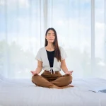 perempuan sedang meditasi