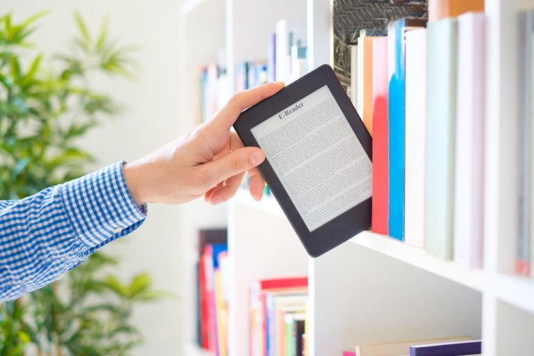 Ilustrasi foto EBook vs Buku Fisik