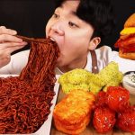 foto mukbang dengan porsi jumbo