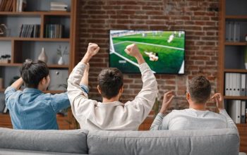 Nonton Bareng Sepak Bola, Tradisi yang Menghidupkan Kebersamaan