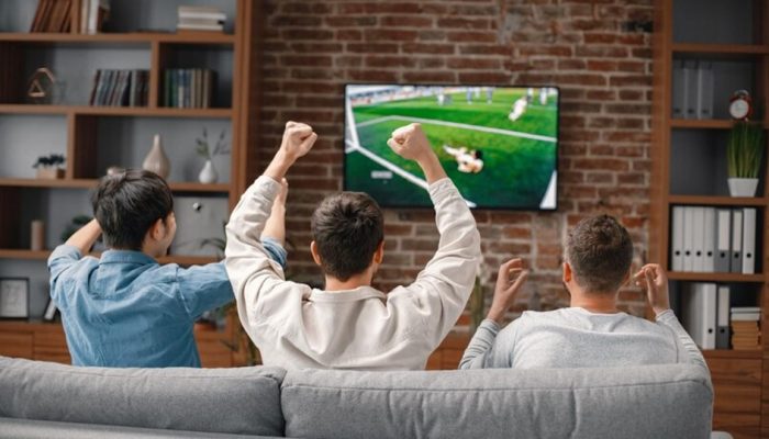 Nonton Bareng Sepak Bola, Tradisi yang Menghidupkan Kebersamaan