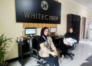 Secangkir Kopi, Laptop Terbuka, dan Pikiran yang Buntu: Mengapa Suasana Cafe "Aesthetic" Tak Cukup Menyelamatkan Skripsimu?