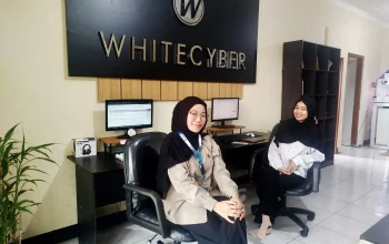 Secangkir Kopi, Laptop Terbuka, dan Pikiran yang Buntu: Mengapa Suasana Cafe “Aesthetic” Tak Cukup Menyelamatkan Skripsimu?