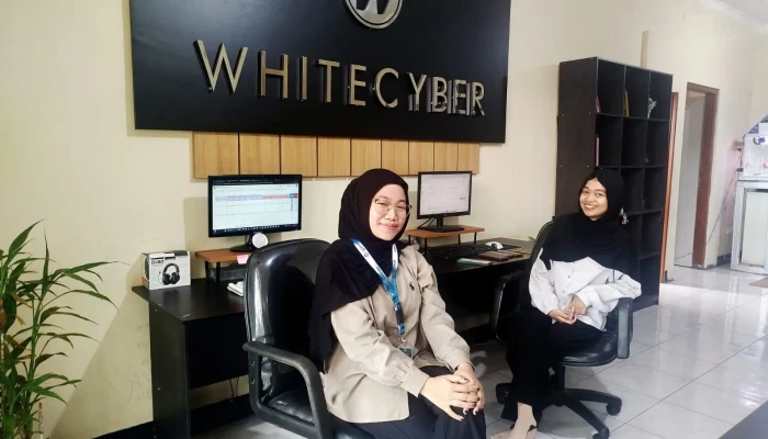 Secangkir Kopi, Laptop Terbuka, dan Pikiran yang Buntu: Mengapa Suasana Cafe “Aesthetic” Tak Cukup Menyelamatkan Skripsimu?