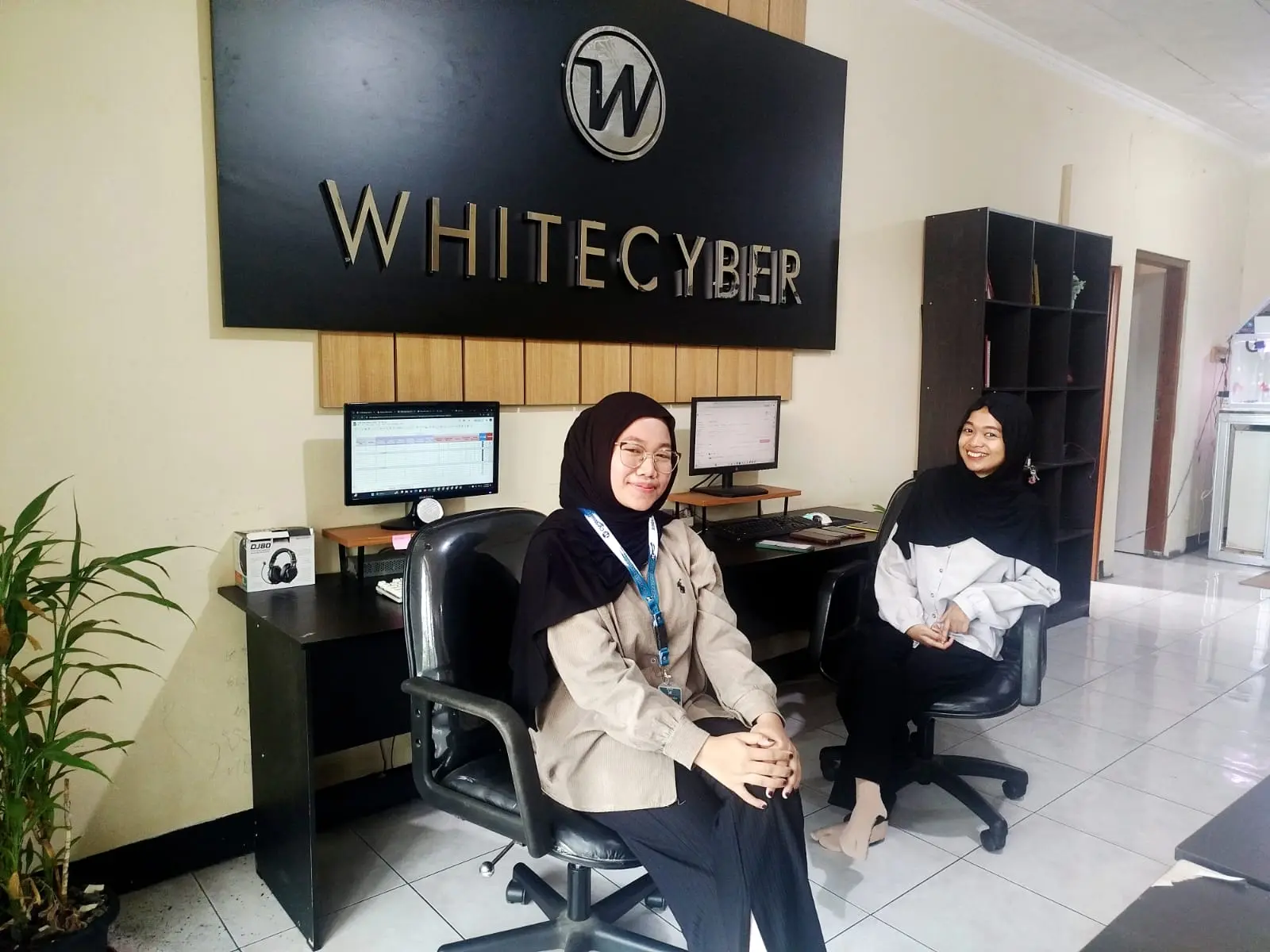 Secangkir Kopi, Laptop Terbuka, dan Pikiran yang Buntu: Mengapa Suasana Cafe "Aesthetic" Tak Cukup Menyelamatkan Skripsimu?